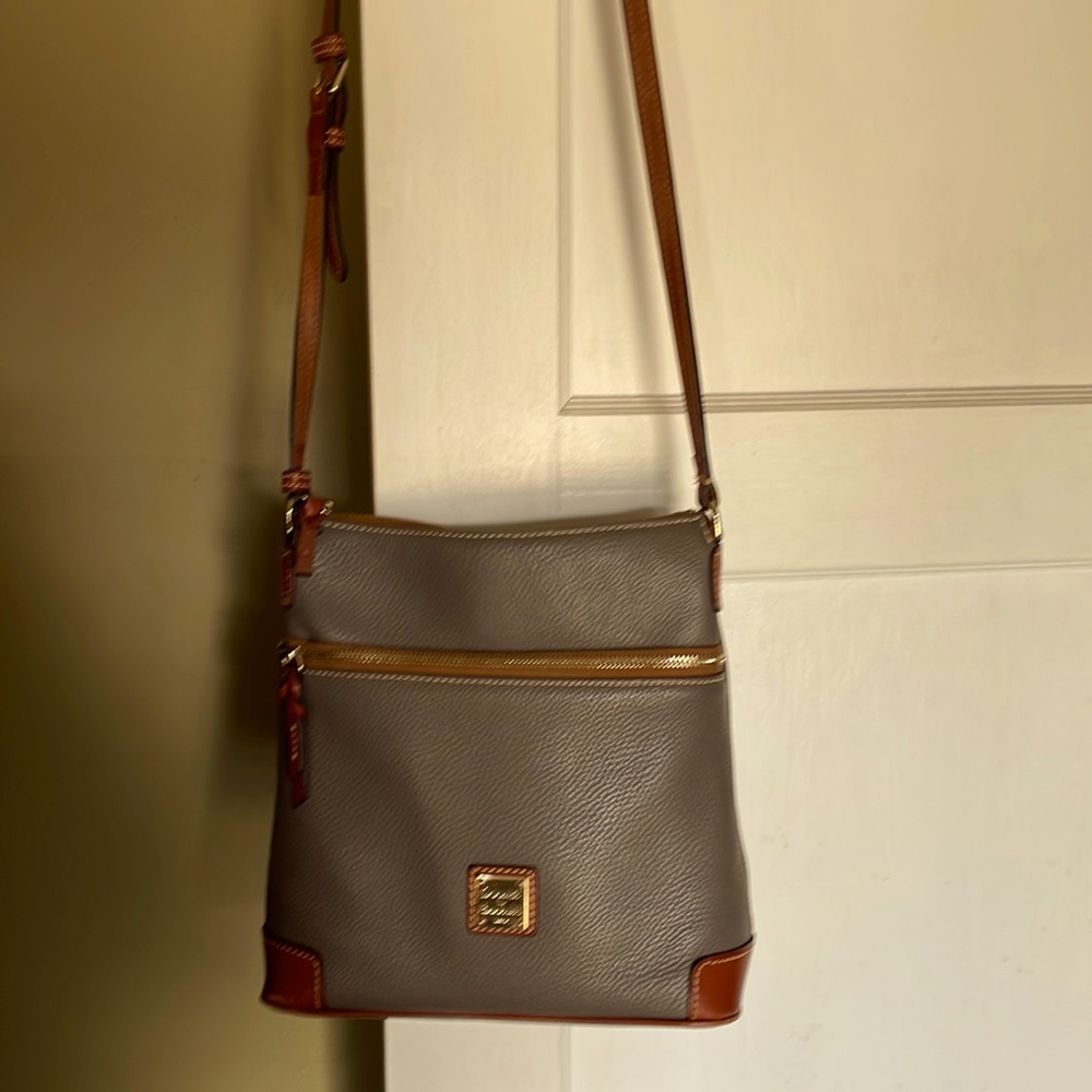 Like new Dooney & Bourke crossbody leather purse